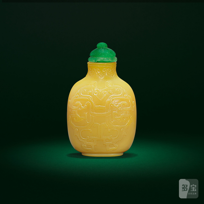 十八/十九世紀 御製黃玻璃鼻烟壺 | AN IMPERIAL YELLOW GLASS 'DRAGONS' SNUFF BOTTLE - 图2